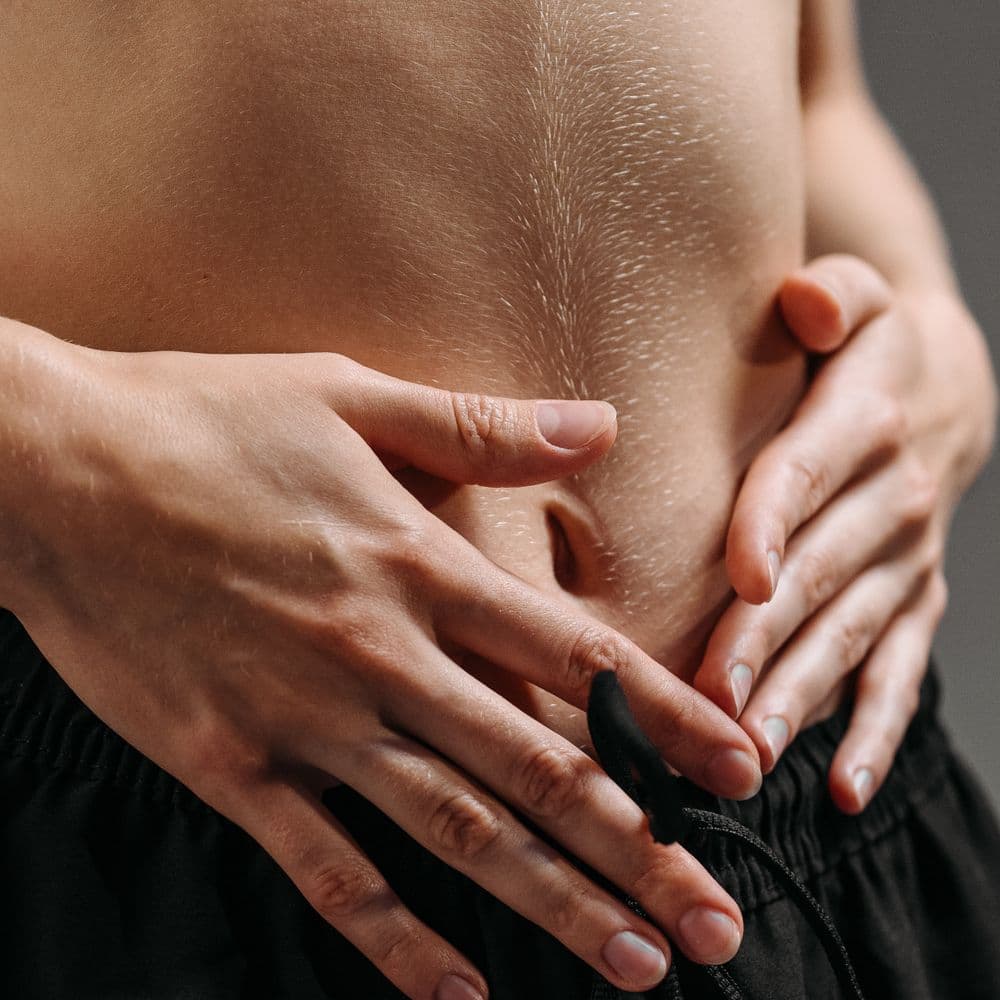 Abdomen con vello fino visible — depilación láser de abdomen y línea alba