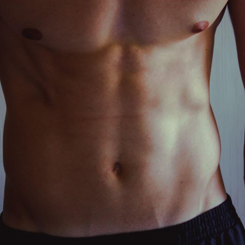 Torso masculino con piel despejada — depilación láser para hombres en Panamá