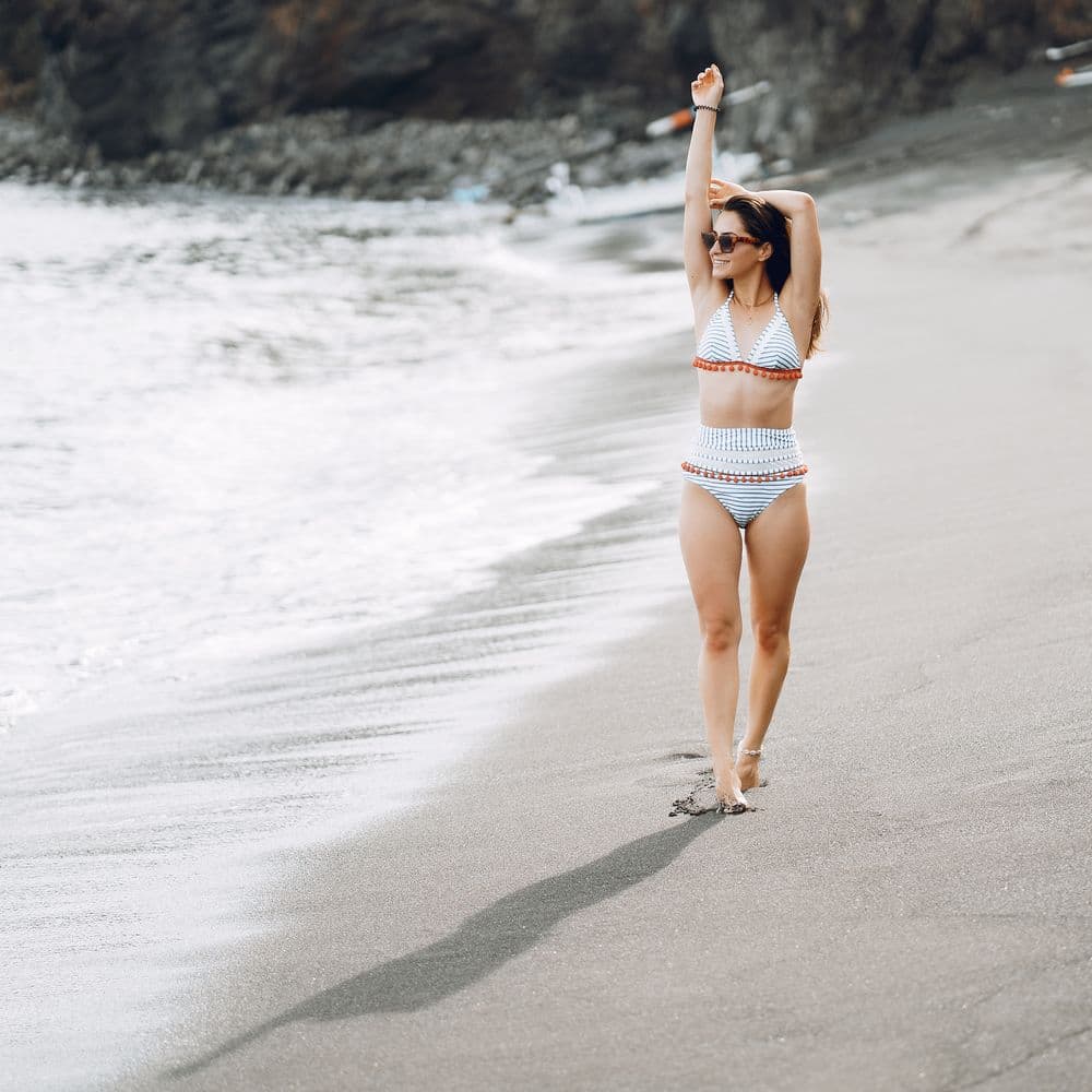 Piel suave en la playa — depilación láser de línea de bikini en Panamá