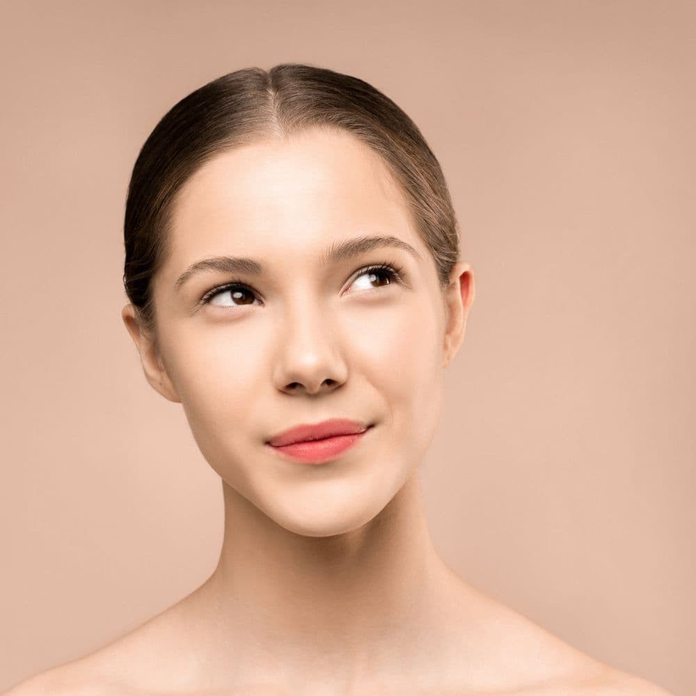 Rostro de piel limpia y uniforme — depilación láser facial en Panamá