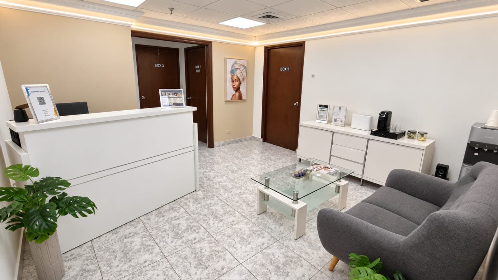 Recepción de Bodyfree en Marbella, Ciudad de Panamá: mostrador, sala de espera y las puertas de las tres cabinas de tratamiento
