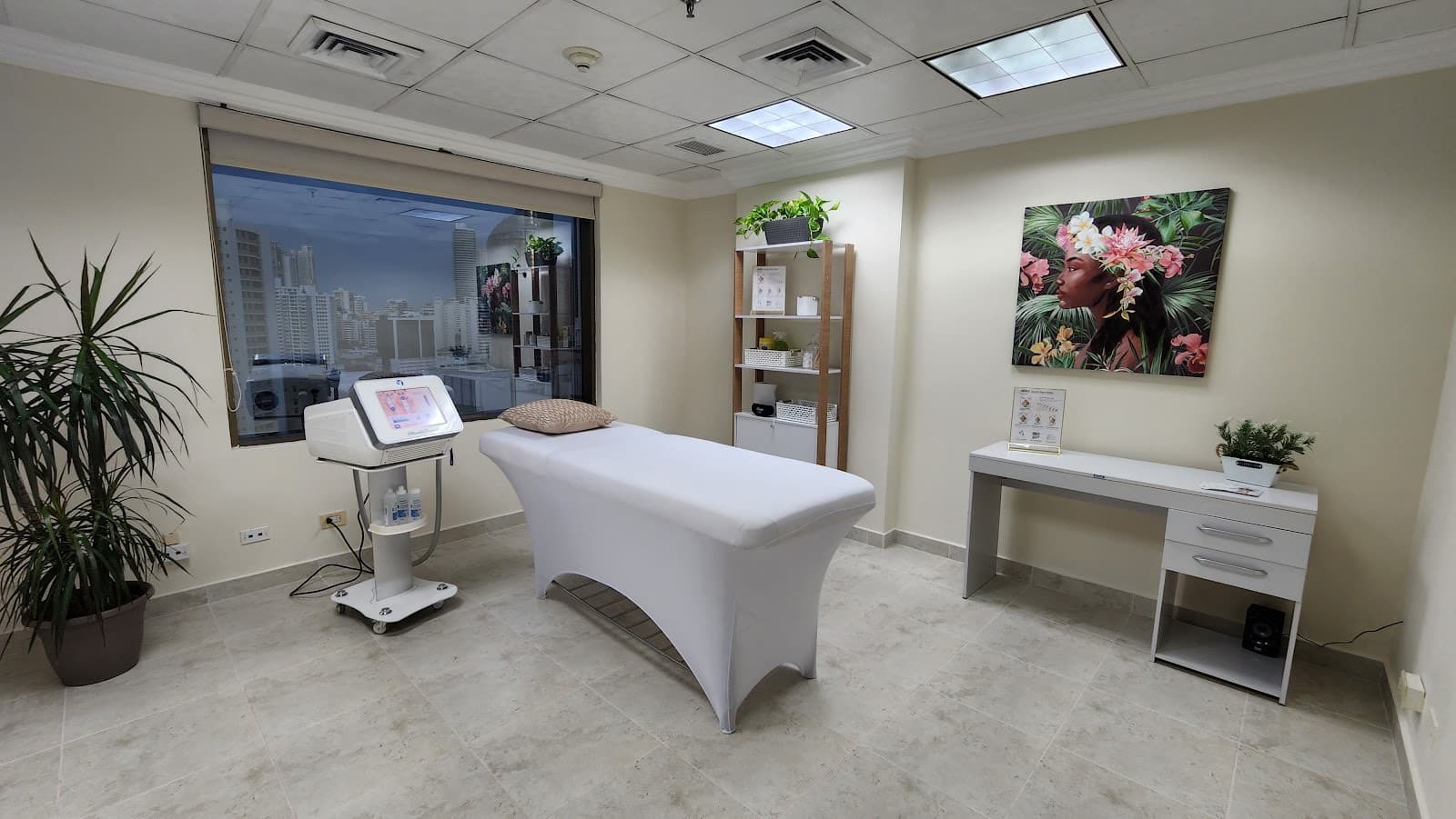 Cabina de tratamiento de Bodyfree en Marbella: camilla, equipo láser y ventana con vista a la ciudad de Panamá