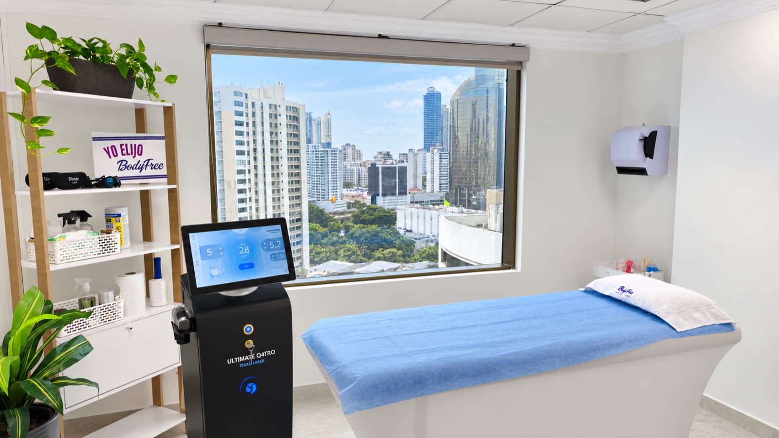 Bodyfree treatment room in Marbella with the Ultimate Q4TRO system by Disair Laser, treatment bed and a window over Panama City