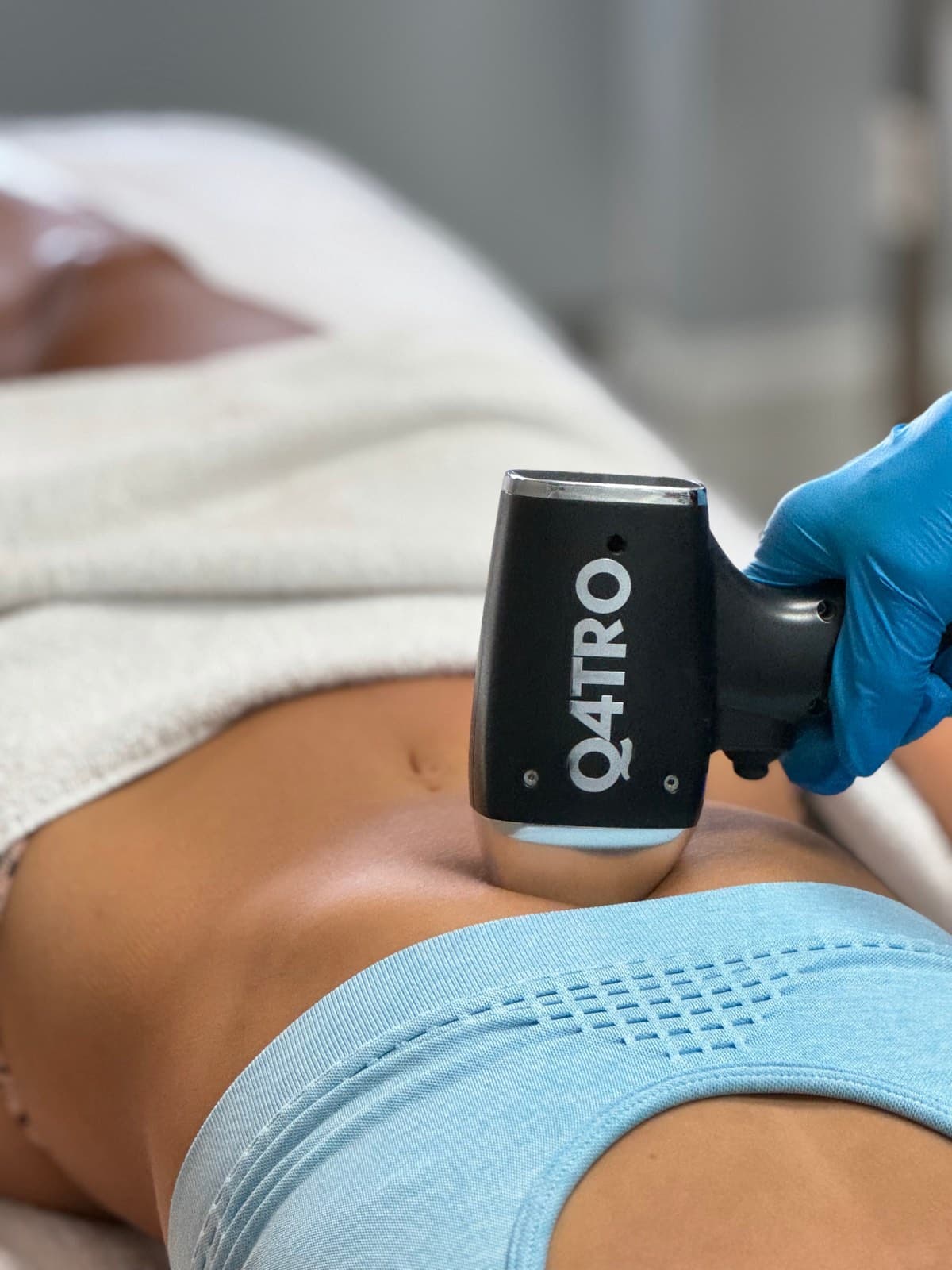 Manípulo Q4TRO sobre el abdomen durante una sesión de depilación láser de línea alba — Bodyfree Panamá