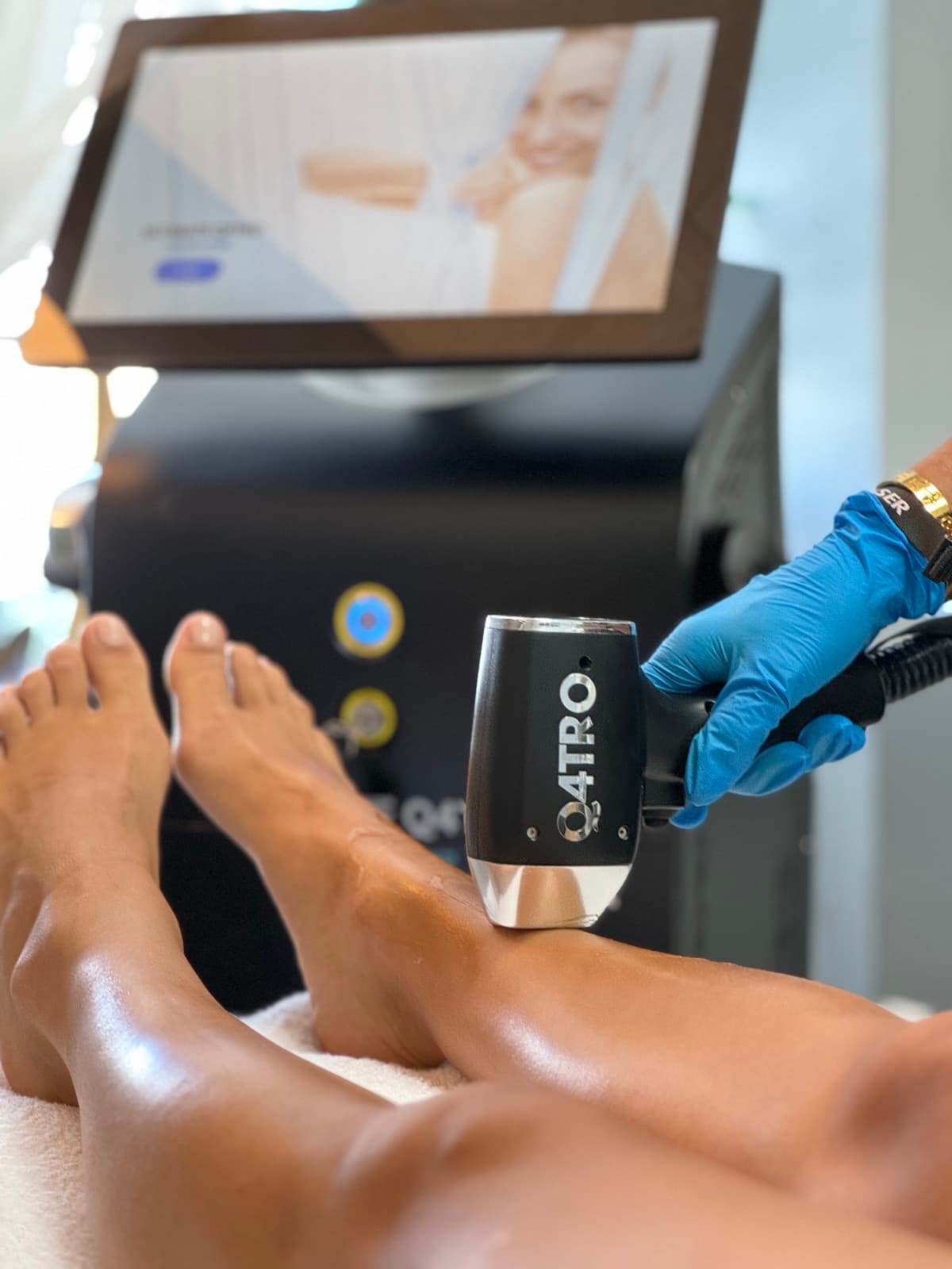 Leg laser hair removal with the Q4TRO handpiece and the Ultimate Q4TRO system in the background — Bodyfree Panama