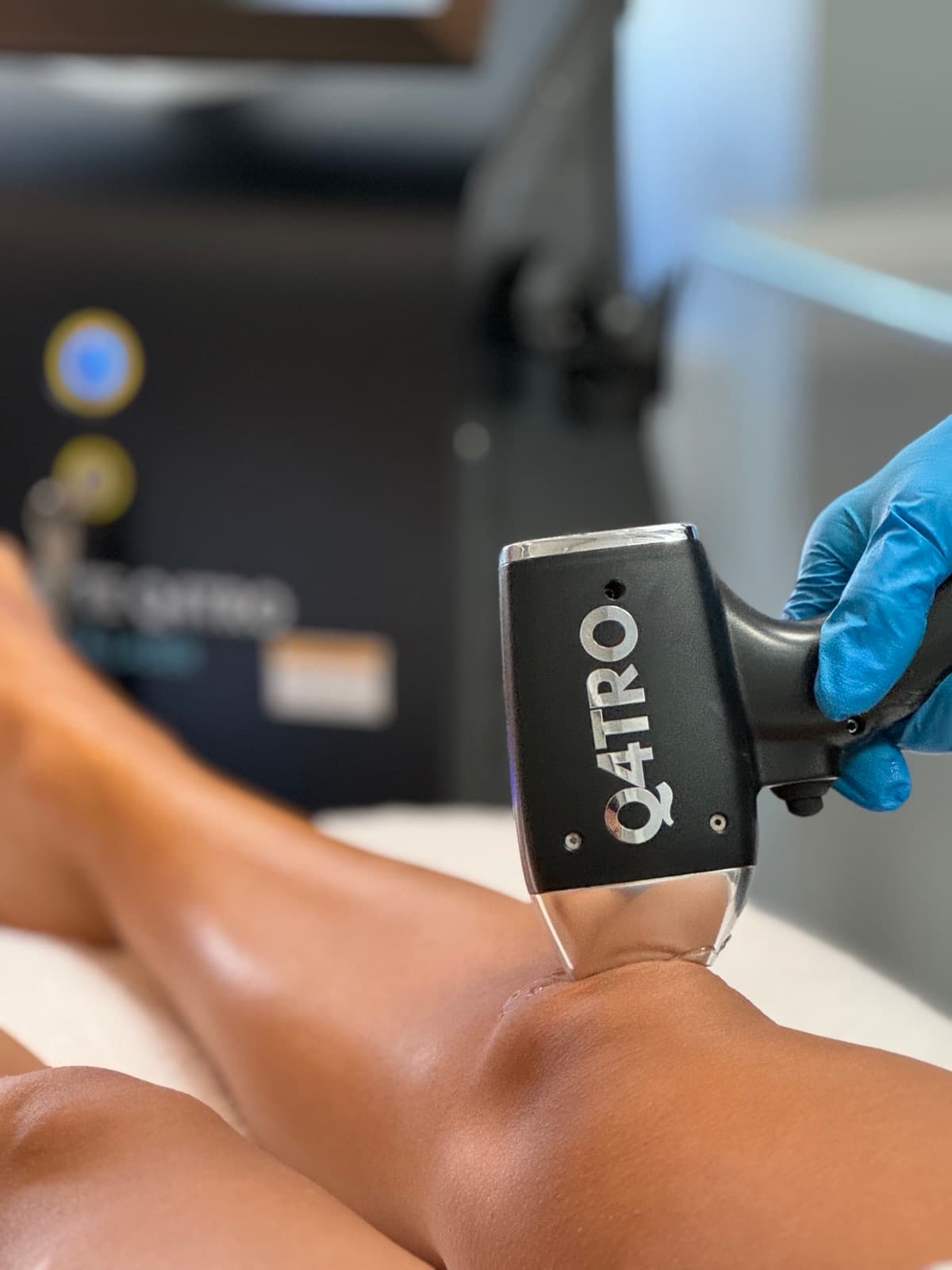 Q4TRO handpiece on the knee during a leg laser hair removal session — Bodyfree Panama