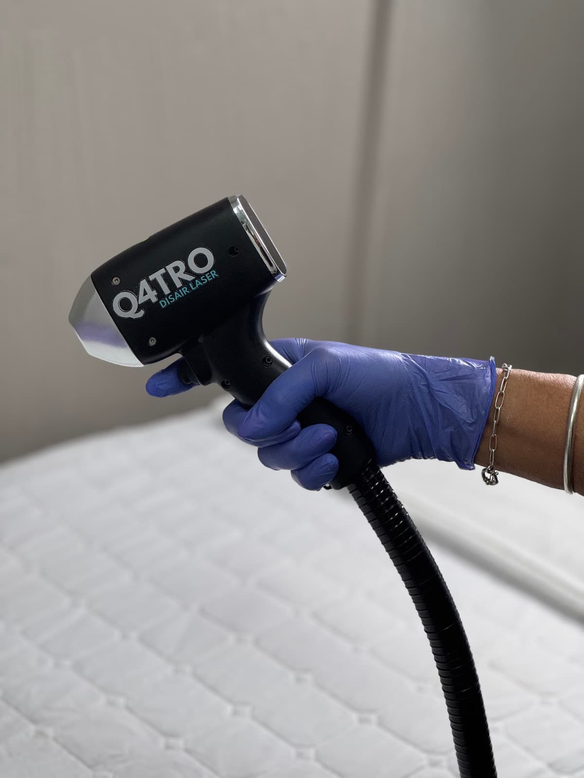 Q4TRO laser handpiece by Disair Laser held by the technician — Bodyfree Panama